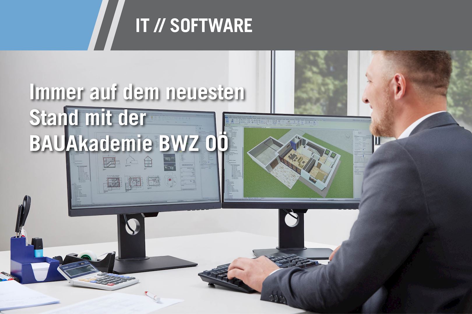 Das Bild zeigt eine Person, die an zwei Bildschirmen im Bereich Bauplanung arbeitet. Darauf sind Architekturzeichnungen und ein 3D-Modell zu sehen. Es bewirbt die BAUAkademie BWZ OÖ für IT und Software im Bauwesen.