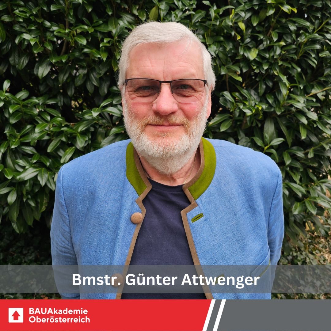 Grafik mit einer älteren Person in blauer Jacke vor grüner Hecke. Das Gesicht ist unkenntlich gemacht. Unten stehen der Name „Bmstr. Günter Attwenger“ und das Logo der BAUAkademie Oberösterreich.