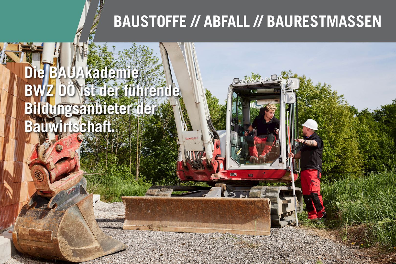 Das Bild zeigt zwei Bauarbeiter beim Arbeiten mit einem Bagger auf einer Baustelle. Einer sitzt im Bagger, der andere weist ihn scheinbar an. Die Umgebung ist grün und das Bild hat einen Werbetext zur Bauakademie.