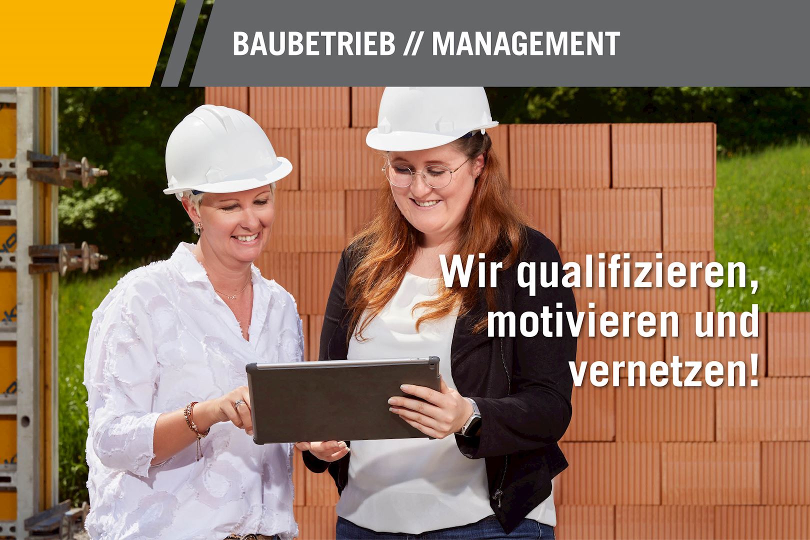 Diese Grafik zeigt zwei Personen mit Sicherheitshelmen bei einer Baustelle, während sie ein Tablet konsultieren. Der Text betont Qualifikation, Motivation und Vernetzung im Bauwesen.
