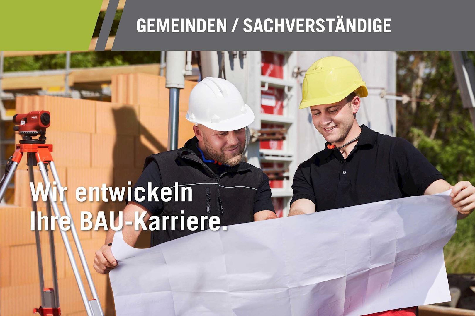 Das Bild zeigt zwei Bauarbeiter mit Sicherheitshelmen, die über Baupläne sprechen. Im Hintergrund sind Baustellenmaterialien wie Ziegel und ein Vermessungsgerät zu sehen. Der Text thematisiert die Entwicklung einer Baukarriere.