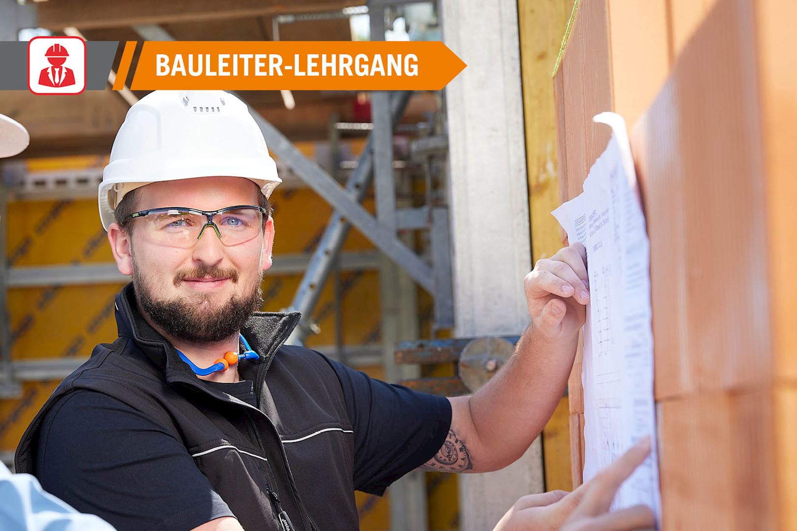 Ein Bauleiter trägt einen Helm, zeigt auf Pläne und diskutiert auf einer Baustelle. Der Text "Bauleiter-Lehrgang" weist auf eine Ausbildung oder Schulung hin.